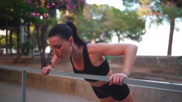 Žena Dělá Kliky Parku Samice Atlet Provádějící Sklon Kliky Vyvýšeném — Stock video