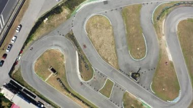 Hava görüşü yarış kartı pisti, araba yarışı üst görüntüsü, araba yarışı asfaltı ve eğri Grand Prix sokak pisti, İHA manzaralı asfalt yarış pisti