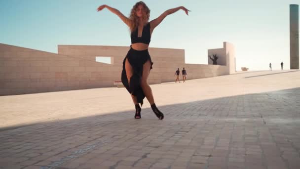 Danseres Danst Buiten Vrouwelijke Danseres Oefent Haar Passie Tegen Achtergrond — Stockvideo