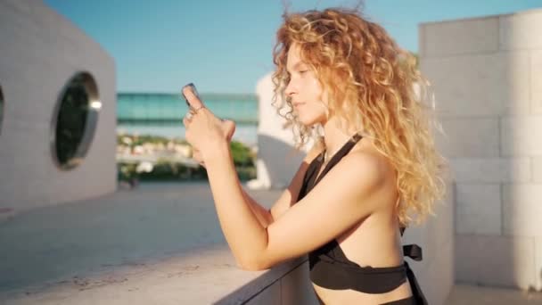 Vrouw Kijkt Naar Het Scherm Van Mobiele Telefoon Blond Dame — Stockvideo