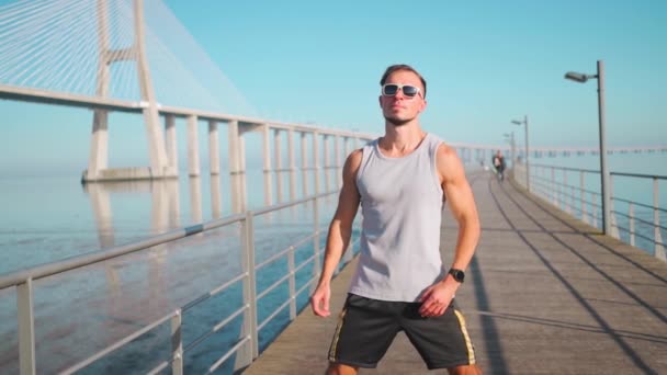 Sporcu Adam Antrenmandan Önce Köprü Üstünde Kol Omuz Egzersizi Yapıyor — Stok video