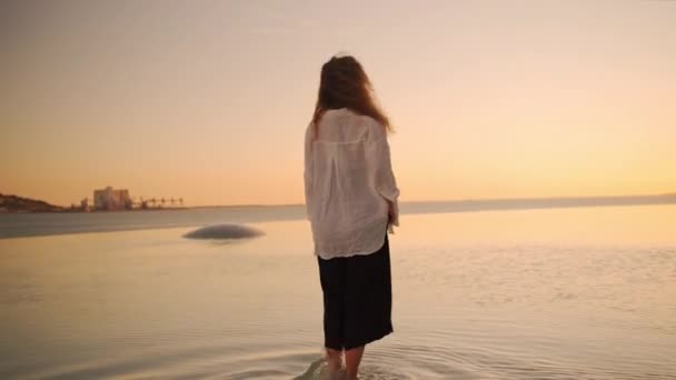 Жінка Танцює Заході Сонця Воді Силует Леді Променях Вечірнього Сонця — стокове відео