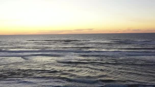 夕阳西下的海洋地平线掠过 海上航观风暴 — 图库视频影像