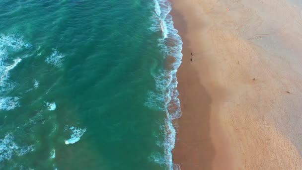 Drone Tiro Praia Areia Reunião Oceano Azul Turquesa Ondas Top — Vídeo de Stock