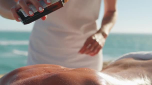 Closeup Professionele Vrouwelijke Massage Therapeut Voor Bereiden Voor Spa Massage — Stockvideo