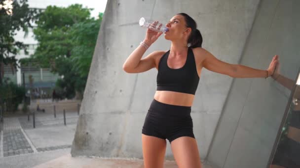 Sportkvinna Dricksvatten Efter Utomhus Motion Kvinnlig Idrottsman Återhämtar Sig Efter — Stockvideo