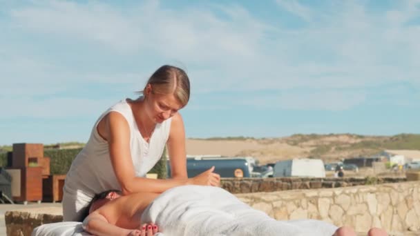 Profissional Massagista Feminino Fazendo Massagem Para Mulher Morena Deitada Mesa — Vídeo de Stock