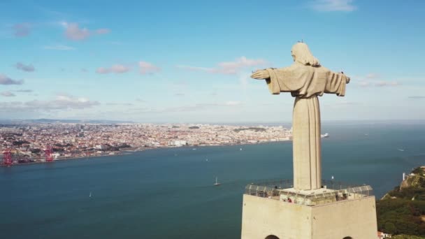 葡萄牙 空中景观纪念馆基督王的圣地 宏伟的风景雕像 城市景观 阿尔马达和塔格斯河畔背景 鸟瞰天主教纪念碑和城区 — 图库视频影像
