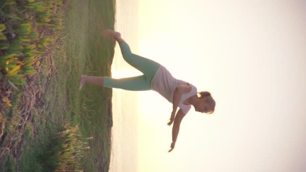 Son Sınıf Öğrencisi Gün Batımında Plajda Yoga Yapıyor Olgun Kadın — Stok video