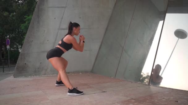 Sportlerin Beim Ausfallschritt Freien Sportlerin Die Unterkörpergymnastik Praktiziert Vierbeiner Schwellkörper — Stockvideo