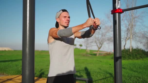 Atlétikai Ember Edzés Közben Bicepsz Ellenállás Sáv Kívül Sportoló Edz — Stock videók