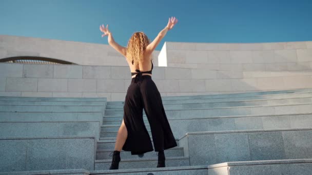 Een Vrouw Die Danst Trap Van Het Gebouw Vrouwelijke Danseres — Stockvideo