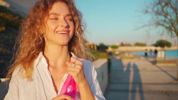 Donna Piedi Con Bottiglia Acqua Sul Lungomare Una Viaggiatrice Sorridente — Video Stock