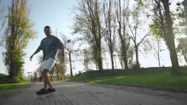 공원에서 스케이트 우아하게 스케이트 슬라이드 스케이트 보더는 지형을 탐색합니다 생활양식 — 비디오