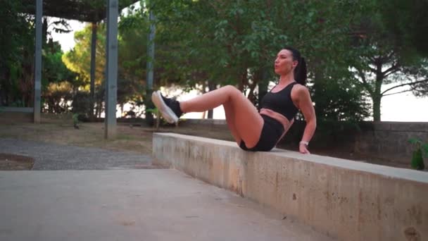 Kobieta Ćwicząca Brzuch Parku Kobieta Sportowiec Robi Ćwiczenia Mięśni Brzucha — Wideo stockowe