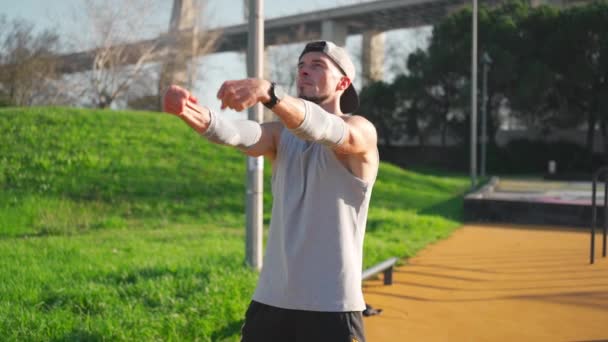Atletický Muž Který Dělá Rozcvičku Natahuje Venku Sportovec Provádějící Natahovací — Stock video
