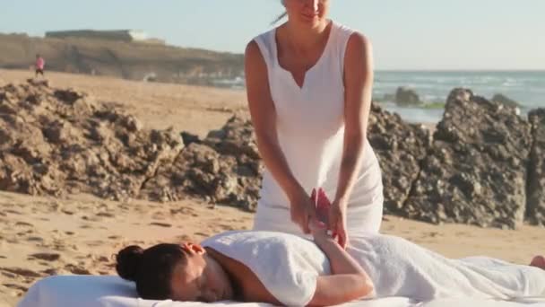 Kvinna Njuter Professionell Spa Hand Massage Ligger Speciella Bord Stranden — Stockvideo