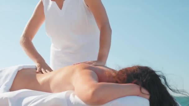 Professionell Massör Gör Massage För Brunett Kvinna Som Ligger Bordet — Stockvideo