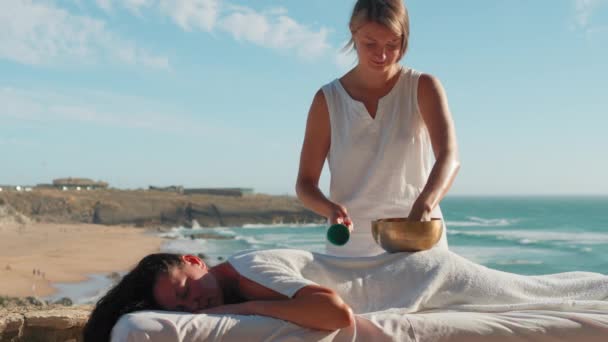 Femme Faisant Massage Relaxant Méditation Thérapie Sonore Avec Bol Chantant — Video