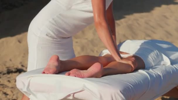 Kvinnlig Massös Som Ger Lymfdränage Massage Ben Och Underben Professionell — Stockvideo