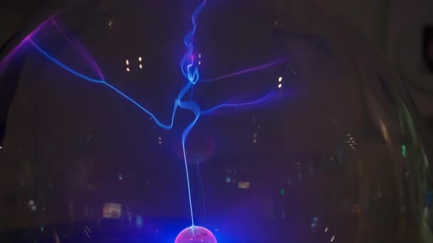 Las Descargas Eléctricas Bola Plasma Bola Cierran Esfera Tesla Con — Vídeos de Stock