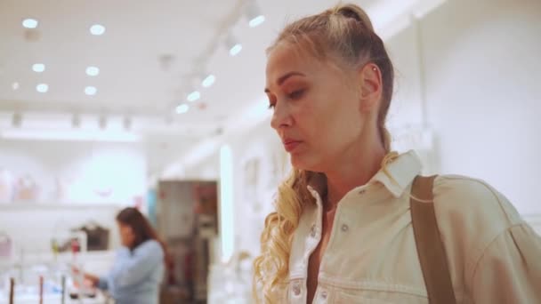 Close Profielportret Aantrekkelijke Vrouw Bij Mode Accessoire Boetiek Blanke Blonde — Stockvideo