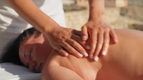Zbliżenie Kobiet Ręczny Terapeuta Ręce Białym Manicure Masaż Kobiet Zewnątrz — Wideo stockowe