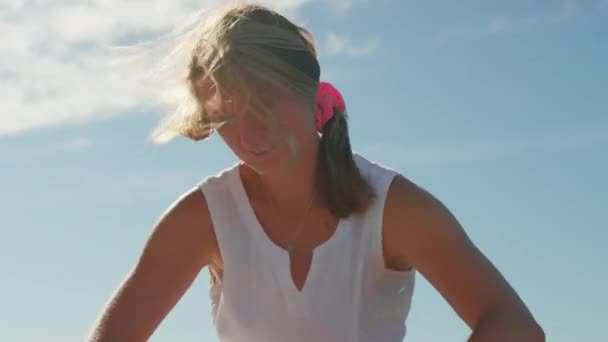 夏休み中のビーチでのクローズアップマッサージ 白人女性のマッサージ師は背中と肩のブレード青空とターコイズ海の背景を持つ暗髪の日焼けした少女をマッサージします — ストック動画