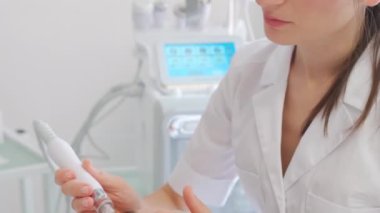 Hidrolik güzellik prosedürü, temiz yüz, temiz deri. Kozmetoloji kliniğinde kadın hasta, kozmetoloji kliniğinde doktor güzellik prosedürü uyguluyor, güzellik uzmanı hastaların yüzünü temizliyor. Dikey