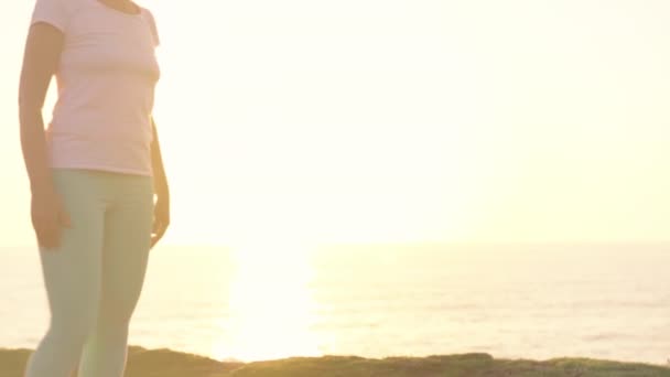 Senior Vrouw Die Yoga Doet Het Strand Bij Zonsondergang Gepensioneerde — Stockvideo