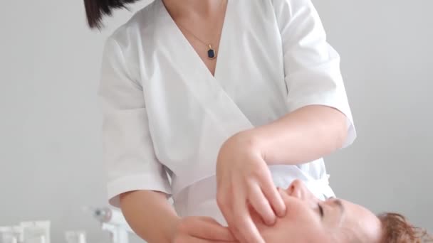 Kobieta Otrzymuje Odmładzający Zabieg Pielęgnacji Skóry Gabinecie Kosmetycznym Masażystki Która — Wideo stockowe