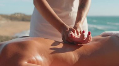 Ocean Shore 'da akupunktur yapan kadın manuel terapist. Tedavi kasları ve tatildeki el eklemleri. Sağlıklı yaşam tarzı ve vücut bakımı