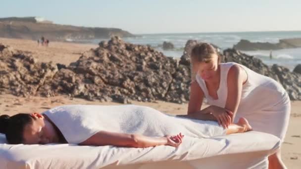 Massageterapeut Masserar Ben Lår Och Skinkor Kvinnan Stranden Professionell Kvinnlig — Stockvideo