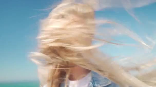 Fechar Cara Mulher Jovem Coberto Cabelo Voador Dia Ventoso Retrato — Vídeo de Stock