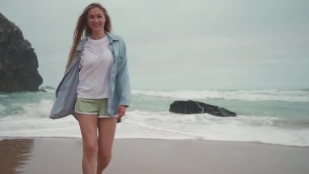 Šťastná Žena Běží Oceánskou Pláží Obrací Usmívá Kamery Šťastná Žena — Stock video