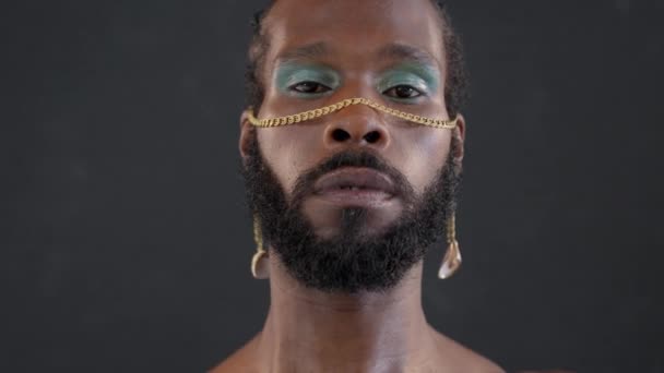Αυτοπεποίθηση Αφροαμερικανός Γενειοφόρος Γκέι Άντρας Φωτεινό Μακιγιάζ Απομονωμένο Μαύρο Φόντο — Αρχείο Βίντεο