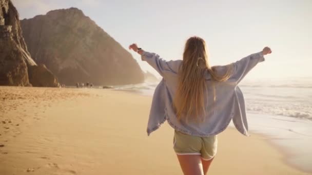 Žena Běžící Pláži Úsměvem Otočí Pro Kameru Sobě Džínovou Košili — Stock video
