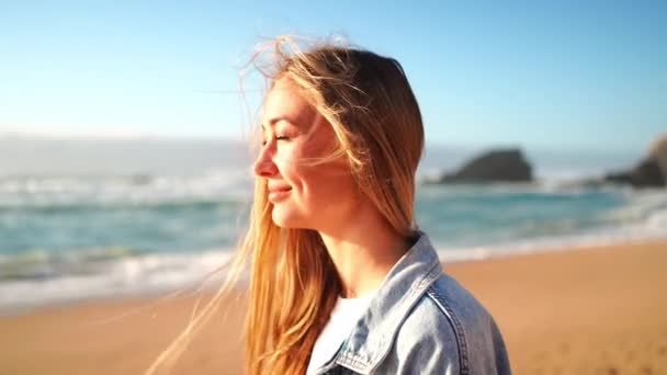 Жінка Щасливою Посмішкою Пляжі Портрет Жінки Яка Посміхається Морському Березі — стокове відео