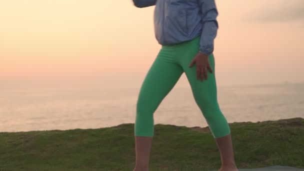Senior Vrouw Doet Hatha Yoga Oceaan Achtergrond Bij Zonsondergang Gepensioneerde — Stockvideo