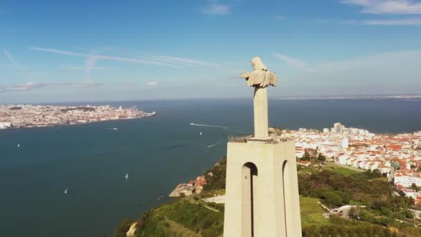 Lenyűgöző Légi Panoráma Körök Cristo Rei Szobor Tagus Folyó Lisszabon — Stock videók