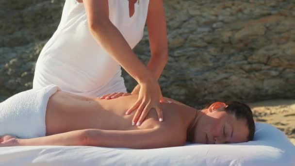 Massage Speciale Tafel Buiten Blanke Vrouwelijke Masseur Massages Terug Donkerharige — Stockvideo