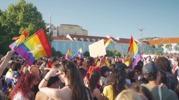 リスボン ポルトガル 2023年6月17日 リスボンのゲイ プライド パレードで集まった人々 ポスターを持って 虹の旗を振る人々 サポート プライドLgbtqaiの人々 — ストック動画