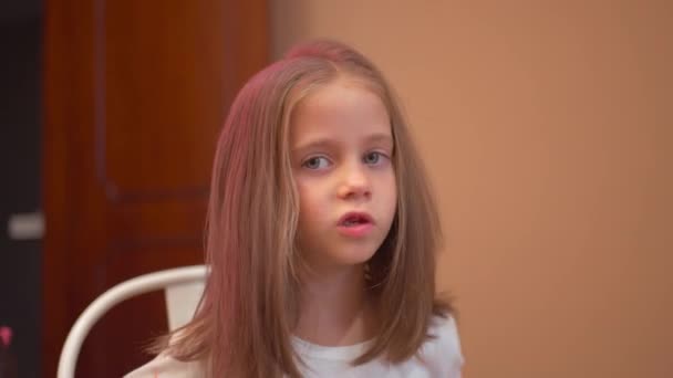 Περικοπή Ανώνυμη Μητέρα Γάντια Χτένισμα Ροζ Μαλλιά Χαριτωμένο Κοριτσάκι Μιλάμε — Αρχείο Βίντεο