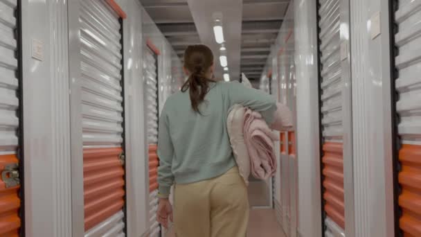 Задний Вид Женщины Вещами Входит Блок Самохранения Белые Оранжевые Закрытые — стоковое видео