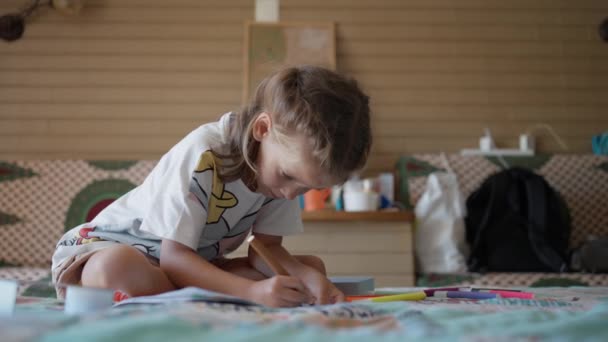 Чарівна Дівчина Дошкільного Віку Повсякденному Одязі Сидить Ліжку Малює Книзі — стокове відео