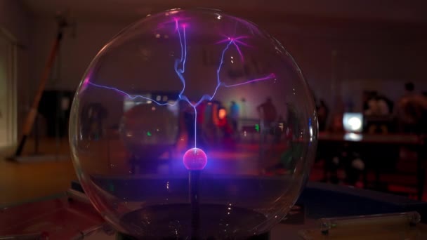 Una Bola Plasma Eléctrica Genera Llamas Luminosas Primer Plano Cautivador — Vídeos de Stock