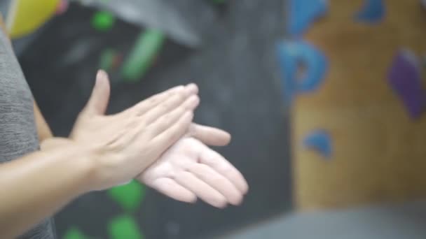 Збільшення Врожаю Невизначеної Жінки Покриває Руки Порошковим Крейдяним Магнієм Невідома — стокове відео