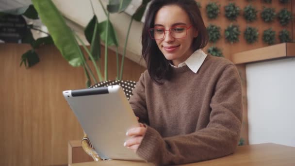 Yerinde Dijital Tablet Kullanan Gülümseyen Genç Bir Kadını Ofiste Gözlük — Stok video