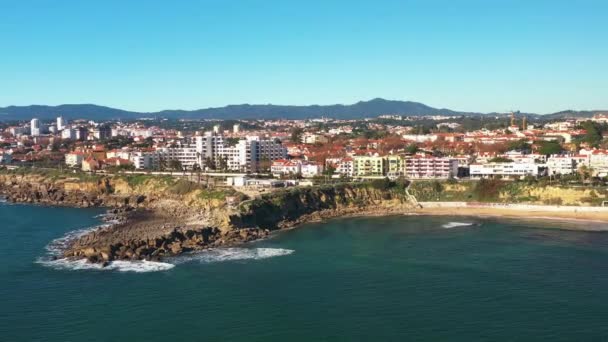 在葡萄牙的卡斯凯斯 一架无人驾驶飞机在碧绿的大海上空盘旋 并在蓝天的天空下在大西洋上飘扬 俯瞰着圣佩德罗岛的海滩和海滨美景 — 图库视频影像