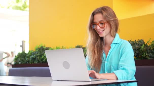 Smilende Ung Kvindelig Freelancer Ved Hjælp Laptop Ved Cafe Bord – Stock-video